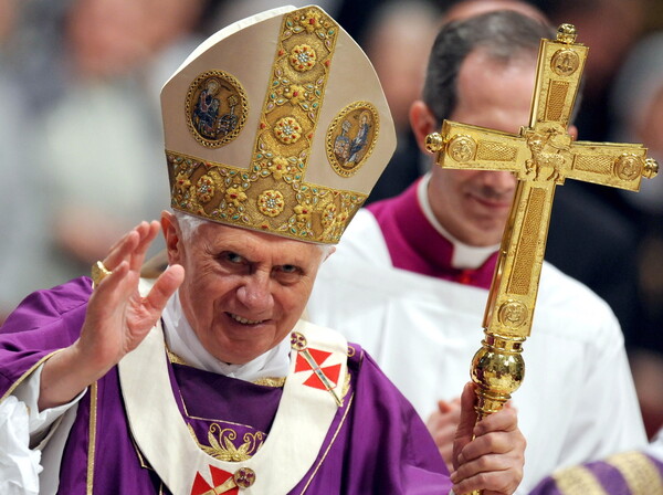Ο πάπας Βενέδικτος κρατά σταυρό