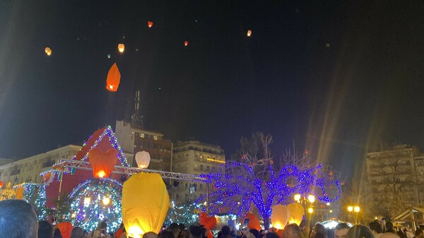 Θεσσαλονίκη: Γέμισε φαναράκια ο ουρανός για τη νύχτα των ευχών