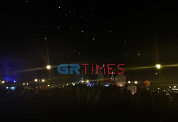 H Θεσσαλονίκη γιορτάζει τη Νύχτα των Ευχών: Φαναράκια υψώθηκαν στον ουρανό