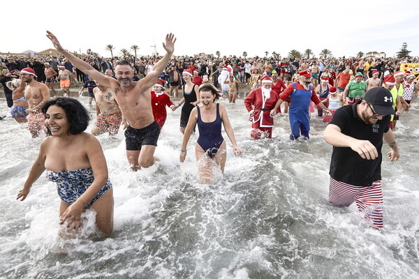 Μπαίνοντας στο 2023 με μία παραδοσιακή, κρύα βουτιά: Οι Ευρωπαίοι στις παραλίες την πρώτη μέρα του έτους