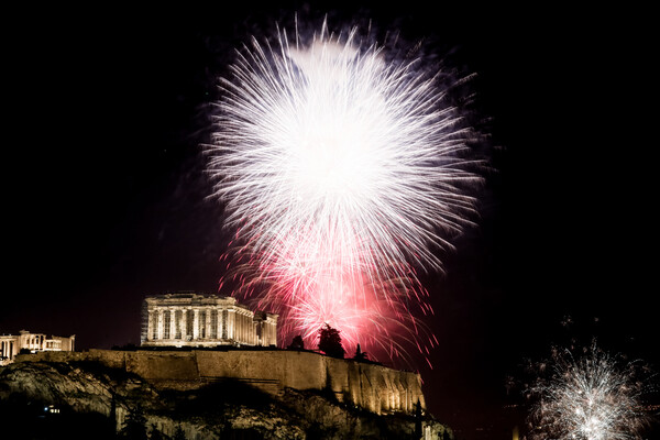 Με σόου πυροτεχνημάτων, μουσική και ευχές η Ελλάδα υποδέχθηκε το 2023