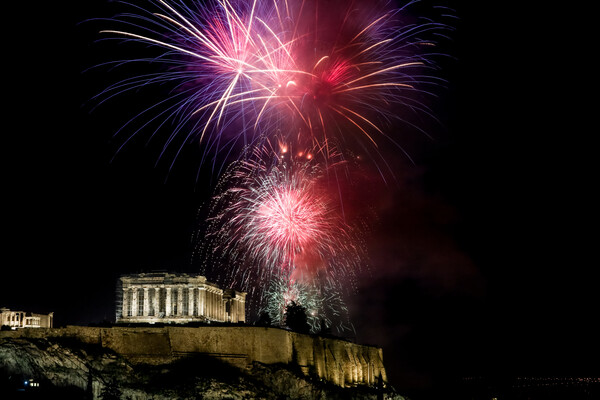 Με σόου πυροτεχνημάτων, μουσική και ευχές η Ελλάδα υποδέχθηκε το 2023