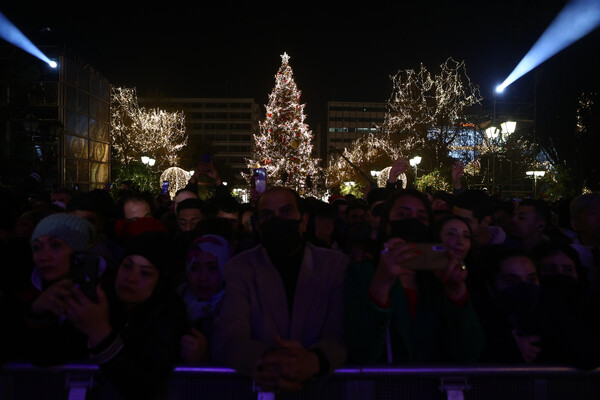 Με σόου πυροτεχνημάτων, μουσική και ευχές η Ελλάδα υποδέχθηκε το 2023