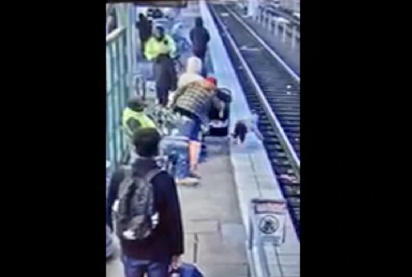 ΗΠΑ: Η στιγμή που γυναίκα σπρώχνει 3χρονη στις ράγες τρένου