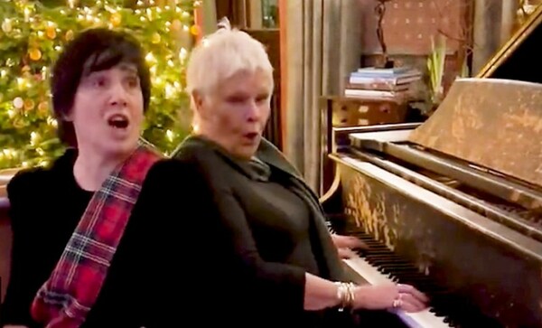 Η 88χρονη Τζούντι Ντεντς σε «παράσταση» έκπληξη - Παίζει στο πιάνο Abba λίγο πριν την Πρωτοχρονιά 