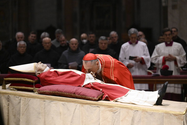 Βατικανό: Ουρές και συγκίνηση στο τελευταίο αντίο για τον Πάπα Βενέδικτο 