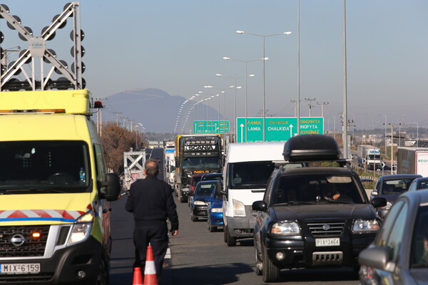 Καραμπόλα την Εθνική: Μερική αποκατάσταση της κίνησης - Εικόνες χάους με λαμαρίνες και λάδια στο οδόστρωμα
