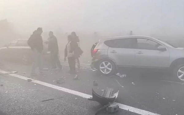 Αυλώνα: Διπλή καραμπόλα 13 οχημάτων λόγω ομίχλης – Διακοπή κυκλοφορίας στο ρεύμα προς Αθήνα