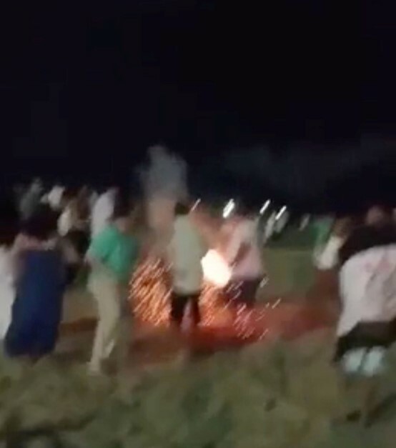 Μητέρα βρήκε τραγικό θάνατο όταν πυροτέχνημα της Πρωτοχρονιάς μπλέχτηκε στα ρούχα της και εξερράγη