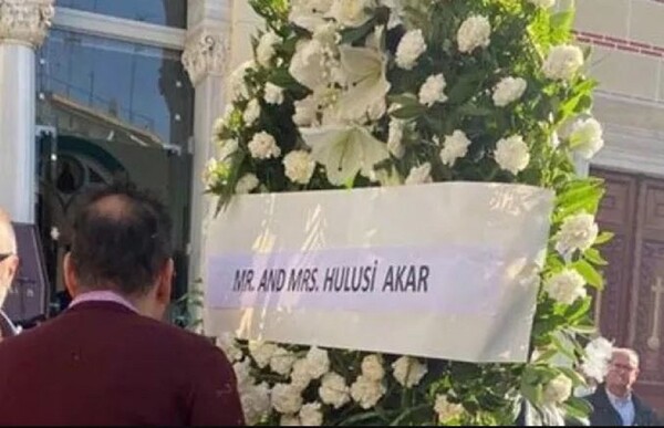 Συλλυπητήρια Ακάρ στον Παναγιωτόπουλο για τον θάνατο της μητέρας του- Έστειλε στεφάνι στην κηδεία