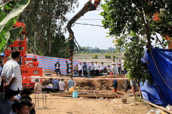 Βιετνάμ: «Σβήνουν» οι ελπίδες για τον 10χρονο που έπεσε σε κολόνα οικοδομής 35 μέτρων