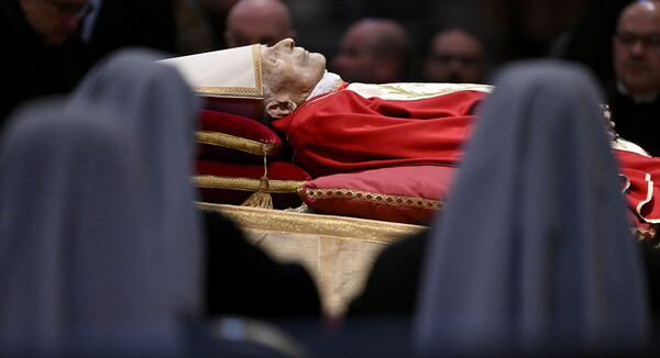 Ο πάπας Βενέδικτος θα ενταφιάσει σε τρία φέρετρα- Αύριο η κηδεία του