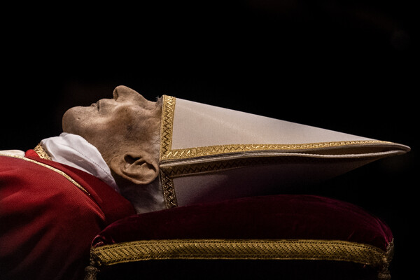Ο πάπας Βενέδικτος θα ενταφιάσει σε τρία φέρετρα- Αύριο η κηδεία του