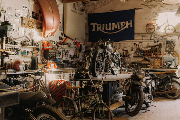 Σε έναν παλιό στάβλο στο Κορωπί, γεμάτο με κλασικές μοτοσυκλέτες και αυτοκίνητα που σώθηκαν