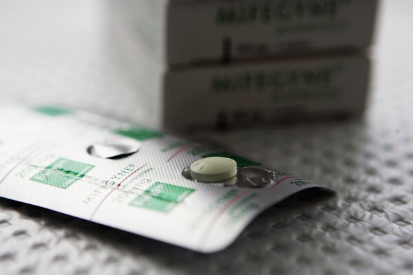 ΗΠΑ: Τα χάπια άμβλωσης θα πωλούνται πλέον στα φαρμακεία της χώρας - Με απόφαση FDA	