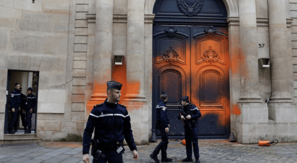 Οικολόγοι ακτιβιστές σε Γαλλία και Γερμανία: Πέταξαν μπογιές στο πρωθυπουργικό μέγαρο και ντύθηκαν εργάτες για να καταστρέψουν το οδόστρωμα 