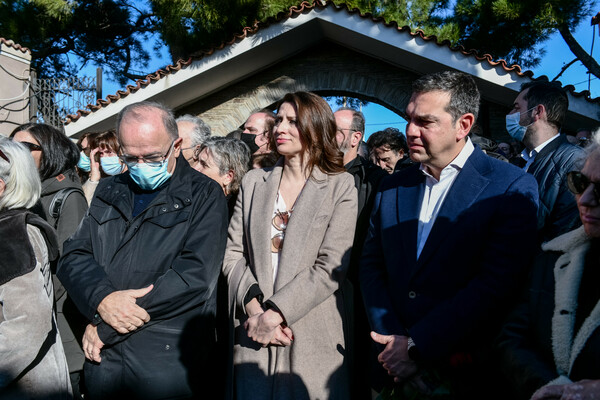 Νότης Μαυρουδής: Πλήθος κόσμου στην κηδεία του μουσικού