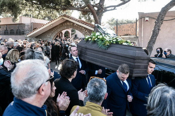 Νότης Μαυρουδής: Πλήθος κόσμου στην κηδεία του- Τον αποχαιρέτησαν με το «Πρωινό Τσιγάρο»