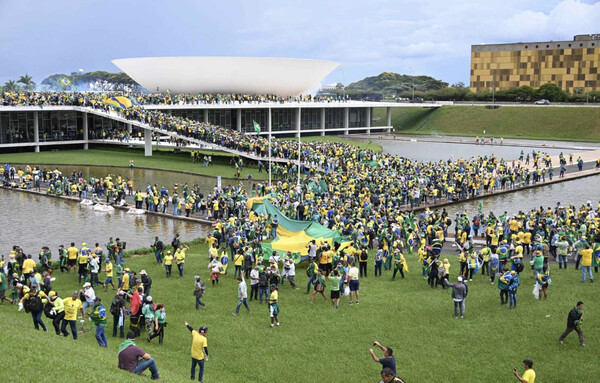 Βραζιλία: Εισβολή οπαδών του Μπολσονάρου στο Κογκρέσο, το προεδρικό μέγαρο και το Ανώτατο Δικαστήριο