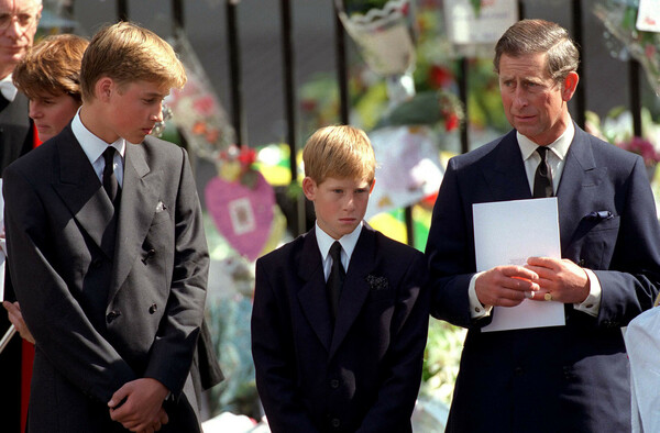 Πρίγκιπας Χάρι: Ο πατέρας μου μού είπε πως πέθανε η μητέρα μου χωρίς να μ'αγκαλιάσει - Έκλαψα μόνο μια φορά για το θάνατό της 