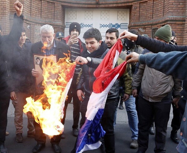 Ιρανοί διαδήλωσαν έξω από τη γαλλική πρεσβεία μετά τα σκίτσα του Charlie Hebdo- Έκαψαν γαλλικές σημαίες