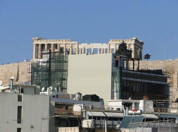 COCO-MAT: Το ξενοδοχείο που εμποδίζει τη θέα στην Ακρόπολη
