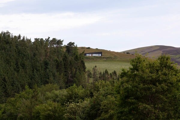 Ένα αγροτικό καταφύγιο στολίζει τα Highlands της Σκωτίας