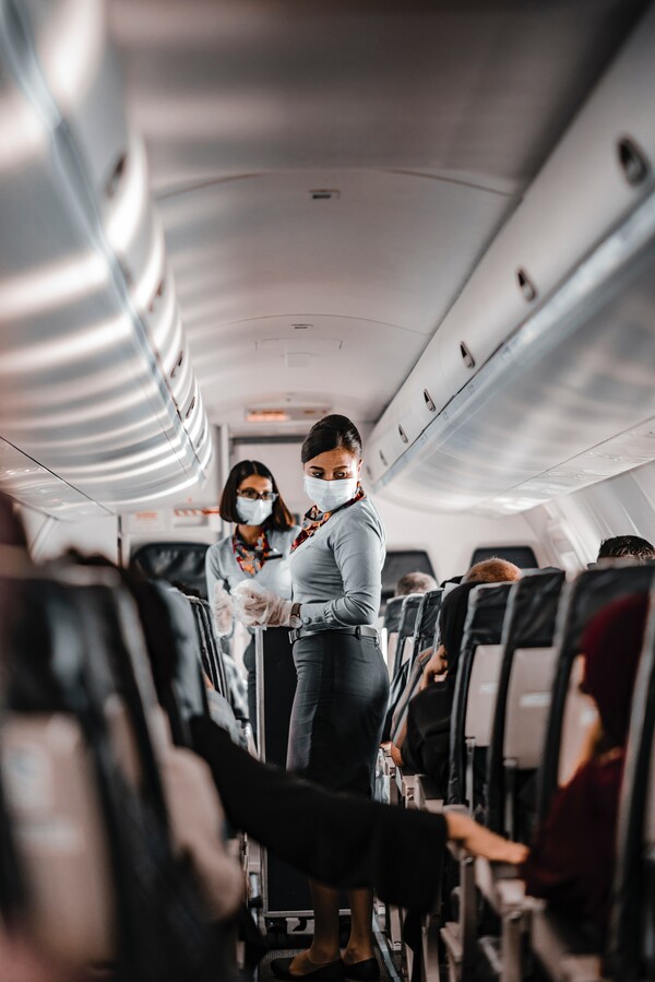 Κορωνοϊός-Ο ΠΟΥ υποστηρίζει τη χρήση μάσκας σε πτήσεις μεγάλης διάρκειας 