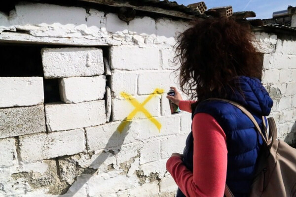 Σπίτι χαρακτηρίζεται κίτρινο μετά τους σεισμούς στη Λέσβο