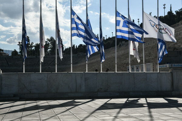 Μεσίστιες οι σημαίες στο Καλλιμάρμαρο για τον τέως βασιλιά Κωνσταντίνο