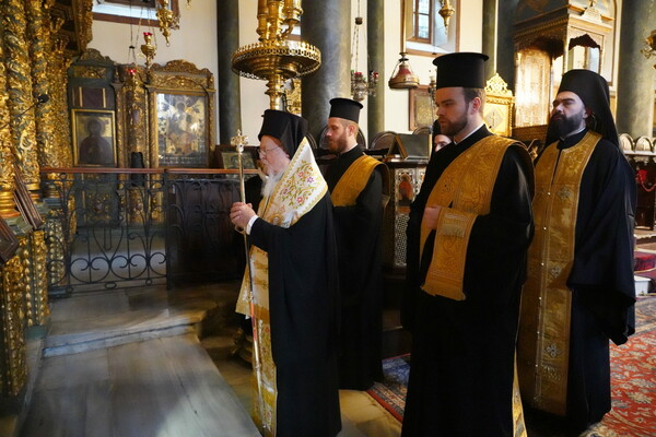 Το Οικουμενικό Πατριαρχείο αναφέρεται σε «βασιλιά» Κωνσταντίνο και «διάδοχο» Παύλο χωρίς το «τέως»