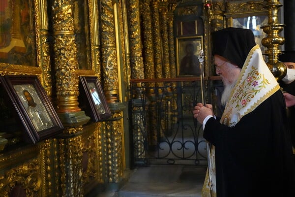 Το Οικουμενικό Πατριαρχείο αναφέρεται σε «βασιλιά» Κωνσταντίνο και «διάδοχο» Παύλο χωρίς το «τέως»