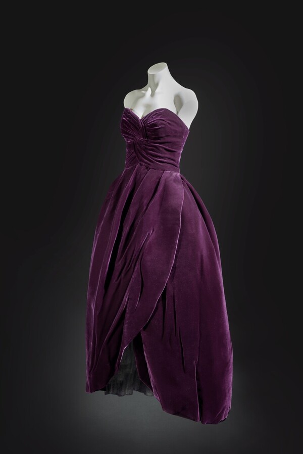 Δημοπρατείται μωβ βελούδινο φόρεμα της πριγκίπισσας Νταϊάνα- «Σπάνια ευκαιρία»
