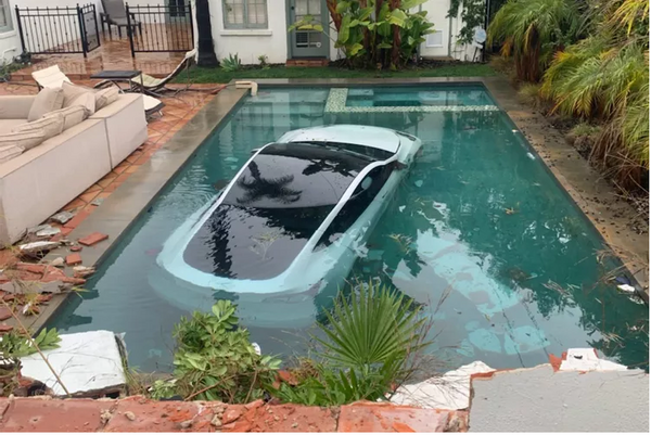 Tesla πέρασε από τοίχο και έπεσε σε πισίνα σπιτιού- Παιδί 4 ετών στους επιβάτες