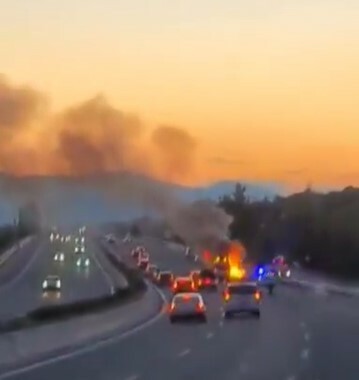 Βίντεο: Αυτοκίνητο τυλίχθηκε στις φλόγες εν κινήσει στην εθνική οδό Αθηνών-Κορίνθου