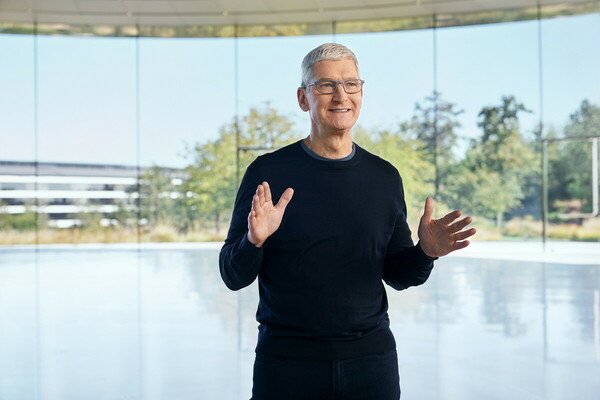 Οι αποδοχές του CEO της Apple, Τιμ Κουκ, μειώνονται κατά 40% το 2023