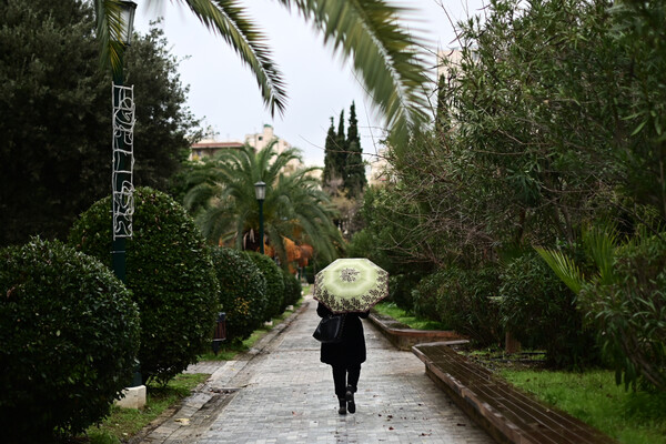 Γυναίκα με ομπρέλα στο Πεδίον του Άρεως