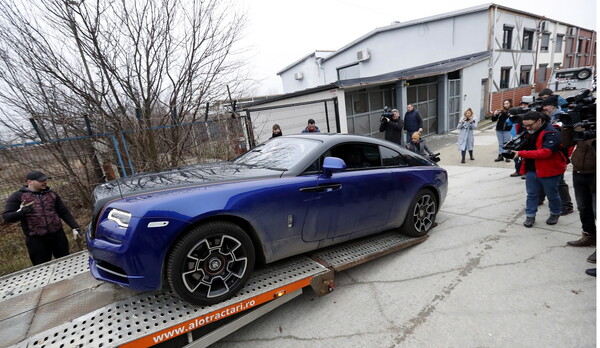Άντριου Τέιτ: Οι ρουμανικές αρχές μεταφέρουν τα πολυτελή αυτοκίνητά του- Ferrari, Lamborghini και Rolls-Royce