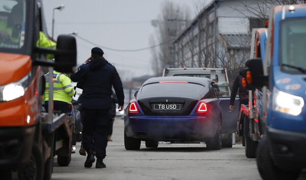 Άντριου Τέιτ: Οι ρουμανικές αρχές μεταφέρουν τα πολυτελή αυτοκίνητά του- Ferrari, Lamborghini και Rolls-Royce