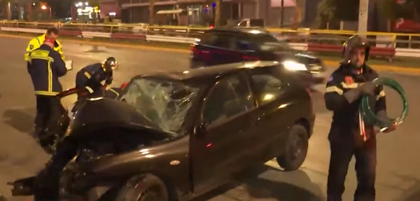 Σοβαρό τροχαίο στη Συγγρού: Αυτοκίνητο προσέκρουσε σε κολώνα, στο νοσοκομείο ο οδηγός