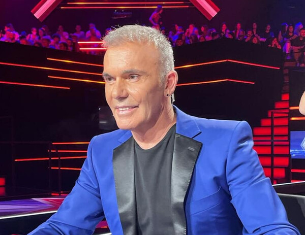 Ο Στέλιος Ρόκκος με μπλε κοστούμι