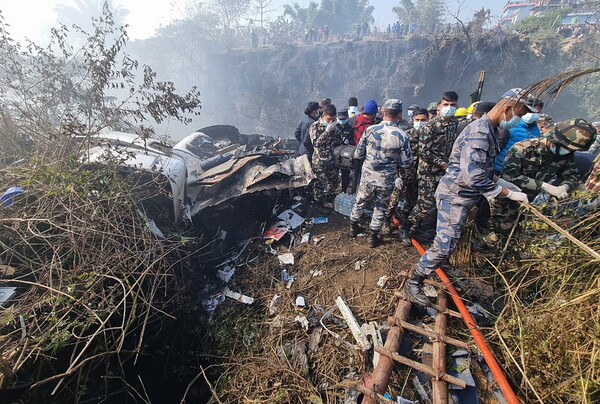 Συντριβή αεροπλάνου στο Νεπάλ: Τουλάχιστον 40 νεκροί- «Δεν ξέρουμε αν υπάρχουν επιζώντες»