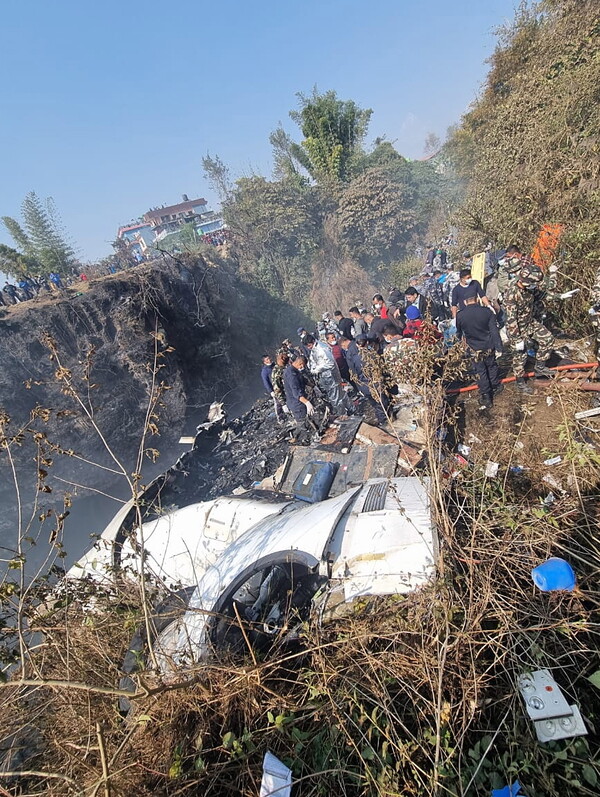 Συντριβή αεροπλάνου στο Νεπάλ: Τουλάχιστον 40 νεκροί- «Δεν ξέρουμε αν υπάρχουν επιζώντες»