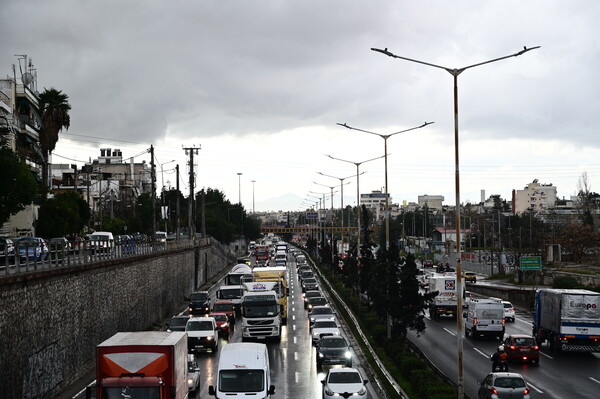 Κηφισός: Μποτιλιάρισμα στο ρεύμα ανόδου - Μετά από σύγκρουση μηχανής με λεωφορείο 