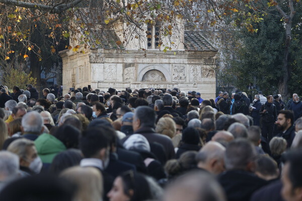 Τέως βασιλιάς Κωνσταντίνος: Ολοκληρώθηκε η ταφή στο Τατόι -Όλα όσα έγιναν στην κηδεία