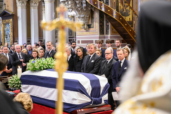 Κηδεία τέως βασιλιά Κωνσταντίνου: Ολοκληρώθηκε η ταφή στο Τατόι -Ακολουθεί γεύμα για τους προσκεκλημένους