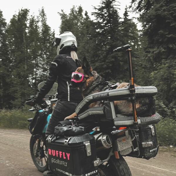 H γυναίκα που κάνει το γύρο του κόσμου με μια μοτοσικλέτα και το σκύλο της - «Ζεις την εμπειρία διπλά» 