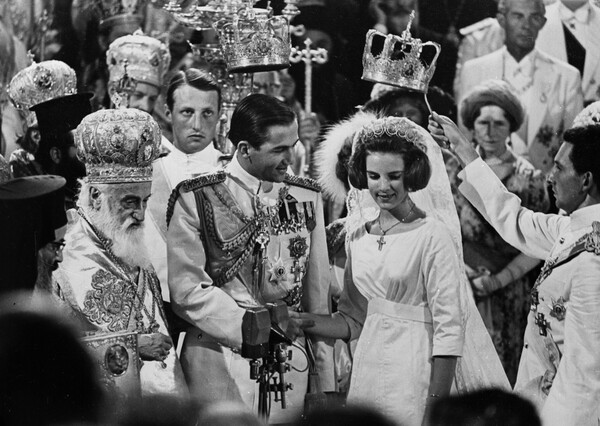 Κηδεία τέως βασιλιά Κωνσταντίνου: Η Άννα Μαρία επέλεξε το διαμαντένιο κολιέ που φορούσε στον γάμο τους