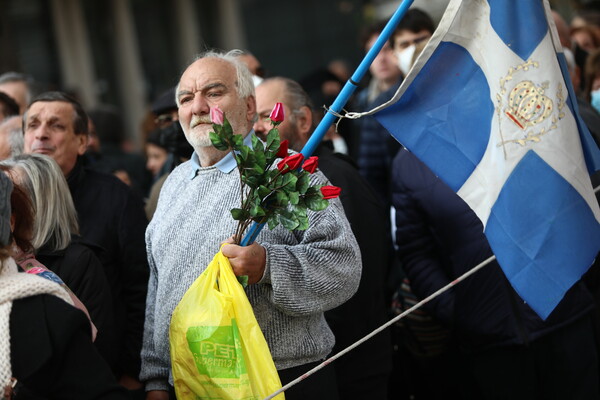 Κηδεία τέως βασιλιά Κωνσταντίνου: Σημαίες με στέμματα, βασιλικά οικόσημα και παραδοσιακές στολές