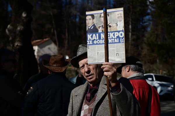 Κηδεία τέως βασιλιά Κωνσταντίνου: Σημαίες με στέμματα, βασιλικά οικόσημα και παραδοσιακές στολές
